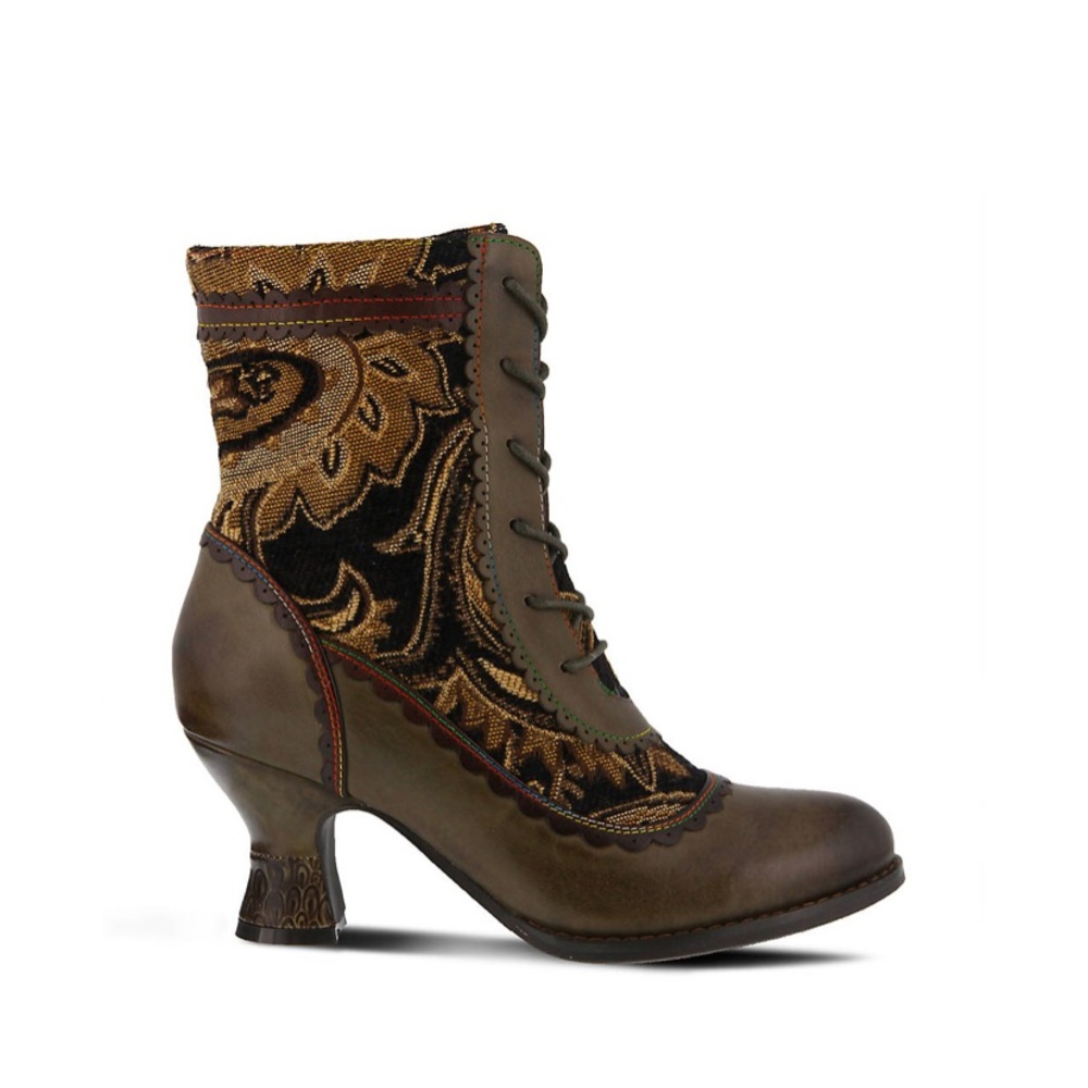 L’artiste “bewitched bootie”